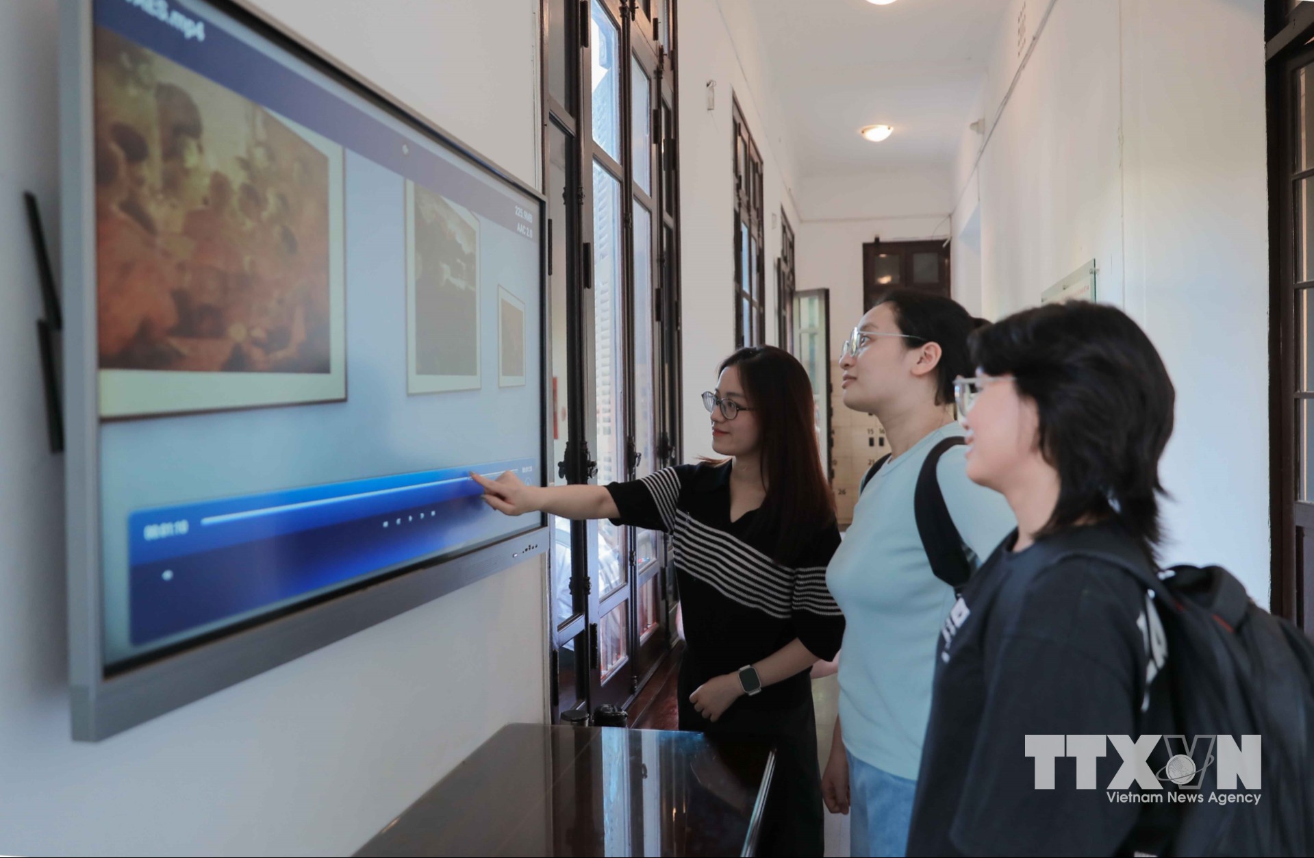 Không gian triển lãm mỹ thuật trực tuyến VAESt tại Bảo tàng Mỹ thuật Việt Nam mang đến cho khách tham quan những trải nghiệm nghệ thuật số độc đáo, mới mẻ và vô cùng chân thực ngay trong tầm tay. (Ảnh: Phan Phương/TTXVN)